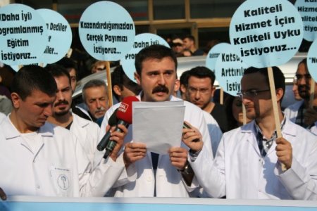 Asistan doktorlar çalışma şartlarını protesto etti