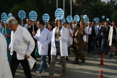 Asistan doktorlar çalışma şartlarını protesto etti