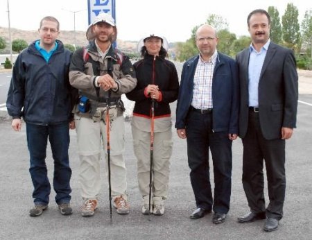 'aşk Yolunda Adım Adım' Yürüyen Çifti, Afyonkarahisar'da Başkan Çoban Karşıladı