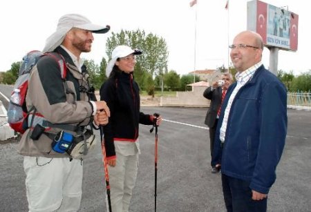 'aşk Yolunda Adım Adım' Yürüyen Çifti, Afyonkarahisar'da Başkan Çoban Karşıladı