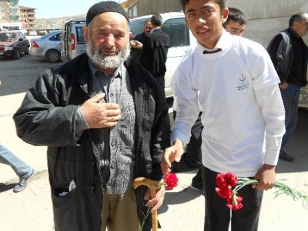 Aşkale’de öğrenciler yaşlıları unutmadı
