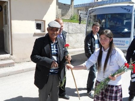Aşkale’de öğrenciler yaşlıları unutmadı
