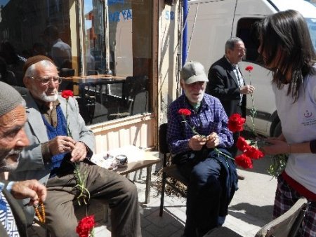 Aşkale’de öğrenciler yaşlıları unutmadı