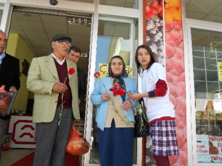 Aşkale’de öğrenciler yaşlıları unutmadı