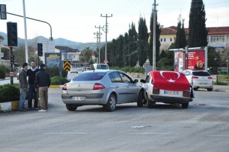 Asker konvoyu için süslenen otomobil kaza yaptı: 7 yaralı