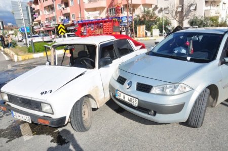 Asker konvoyu için süslenen otomobil kaza yaptı: 7 yaralı