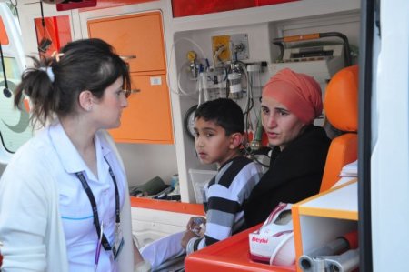 Asker konvoyu için süslenen otomobil kaza yaptı: 7 yaralı