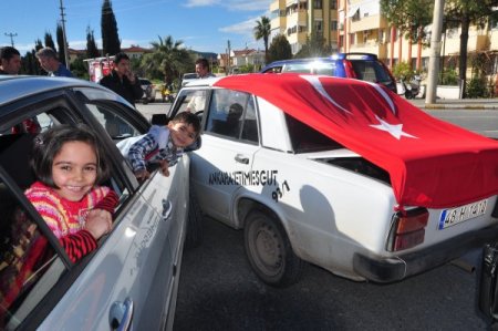Asker konvoyu için süslenen otomobil kaza yaptı: 7 yaralı