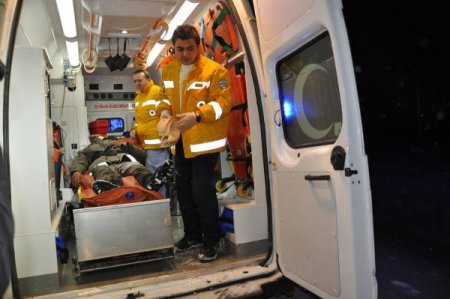 Askeri Araç Şarampole Yuvarlandı: 2 Asker Yaralandı