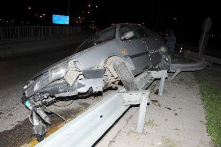 Askeri Araca Çarptı, Otomobili Bırakıp Kaçtı