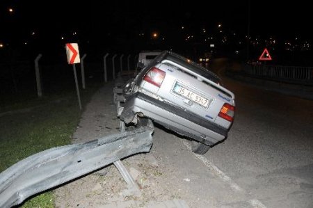 Askeri Araca Çarptı, Otomobili Bırakıp Kaçtı