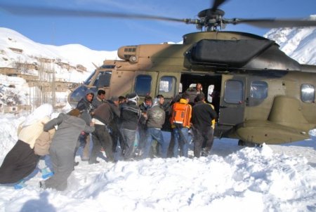Askeri helikopterler, Doğu'da hayat kurtarmaya devam ediyor