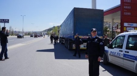 Askeri malzeme taşıyan TIR’a silahlı saldırı