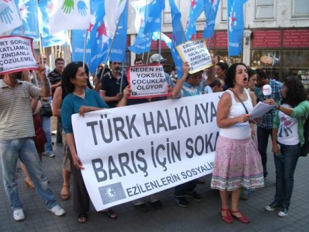 Askeri Operasyonların Durdurulması İçin Eylem Yaptılar