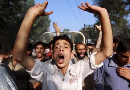 Askerlerin 4 Göstericiyi Öldürdüğü Keşmir Güvenlik Çemberine Alındı