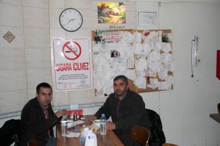 Askerlerin 'şafak'larını yazdığı duvar, şiir köşesine dönüştü