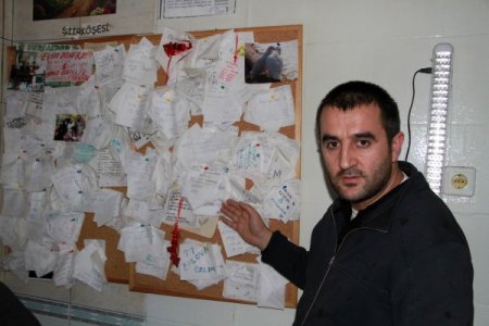 Askerlerin 'şafak'larını yazdığı duvar, şiir köşesine dönüştü