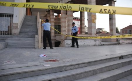 Askerlikten firar edip boşandığı eşini 3 yerinden bıçakladı