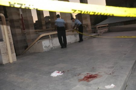 Askerlikten firar edip boşandığı eşini 3 yerinden bıçakladı