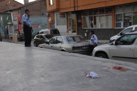 Askerlikten firar edip boşandığı eşini 3 yerinden bıçakladı