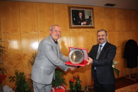 Aski, Emekli Olan Personelini Plaketle Uğurluyor