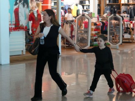 Aşkın Nur Yengi, Kızıyla Londra’ya Gitti