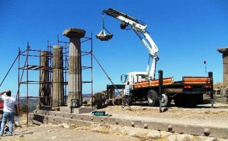 Assos Antik Kenti'ndeki Athena Tapınağı'nın Blokları Ayağa Kaldırıldı