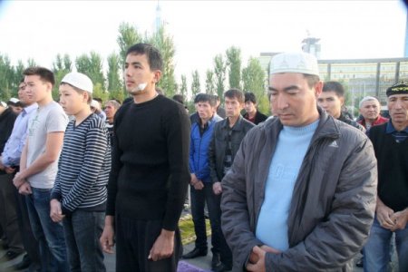 Astana’da Bayram Namazında Halk Camilere Sığmadı