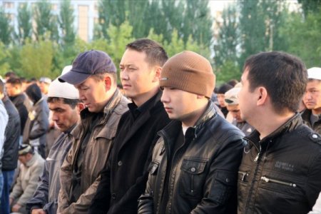 Astana’da Bayram Namazında Halk Camilere Sığmadı