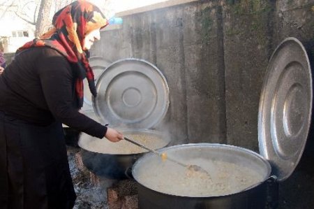 Aşureler Kaynamaya Başladı