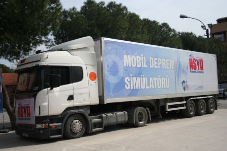 Asya Mobil Deprem Simülatörü İzmir'de öğrencilere eğitim verdi