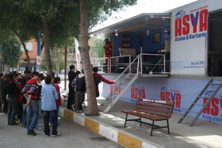 Asya Mobil Deprem Simülatörü İzmir'de öğrencilere eğitim verdi