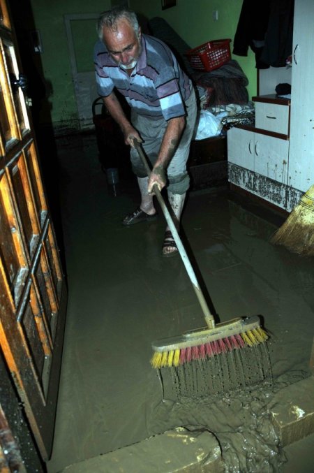 Atakum'da Sel Hayatı Felç Etti