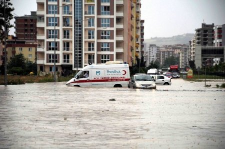 Atakum'da Sel Hayatı Felç Etti