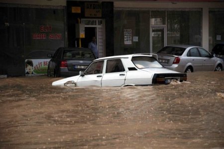 Atakum'da Sel Hayatı Felç Etti