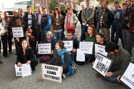 Ataması Yapılmayan Öğretmenler, Sorunlarını Sokakta Ders Vererek Dile Getirdi