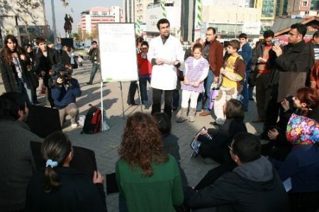 Ataması Yapılmayan Öğretmenler, Sorunlarını Sokakta Ders Vererek Dile Getirdi