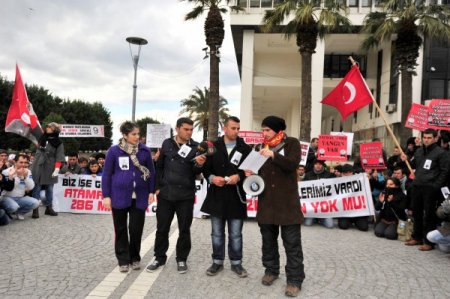 Atanamayan İtfaiyeciler, İzmir Büyükşehir'i Aileleriyle Birlikte Protesto Etti