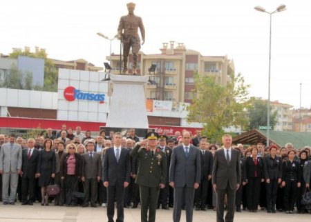 Atatürk, Edremit'te anıldı