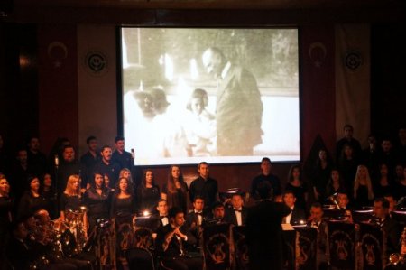 Atatürk, üniversitenin damlayan salonunda anıldı