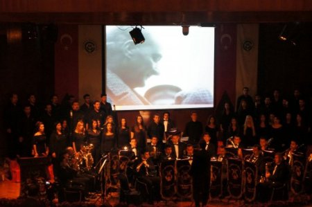 Atatürk, üniversitenin damlayan salonunda anıldı