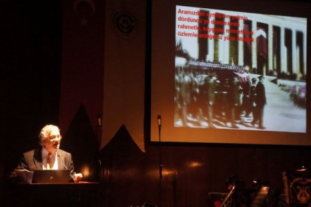 Atatürk, üniversitenin damlayan salonunda anıldı