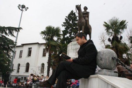 Atatürk anıtı önünde kitap okudular