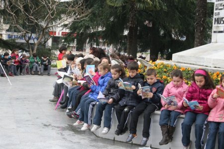 Atatürk anıtı önünde kitap okudular
