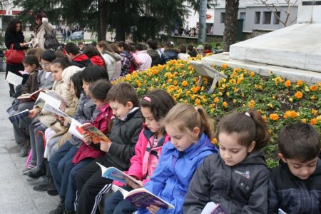 Atatürk anıtı önünde kitap okudular