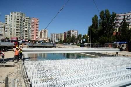 Atatürk Caddesi’ni Kenan Evren’e bağlayacak köprünün yapımı sürüyor