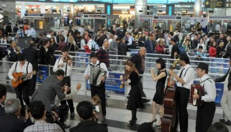 Atatürk Havalimanı'nda Bayram Yolcuları Müzikle Uğurlandı