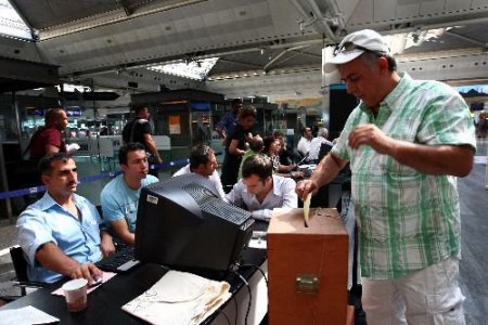 Atatürk Havalimanı'nda Oy Verme İşlemi Bir Saat Gecikmeli Başladı