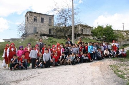 Atatürk İlkokulu öğrencileri Gülnarlı Şevki Bey’i andı