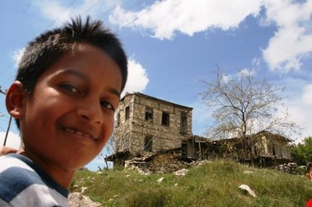 Atatürk İlkokulu öğrencileri Gülnarlı Şevki Bey’i andı